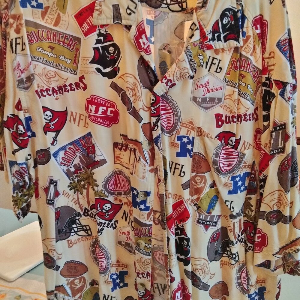 Men's NFL XL Tampa Bay Buccaneers Short Sleeved Shirt